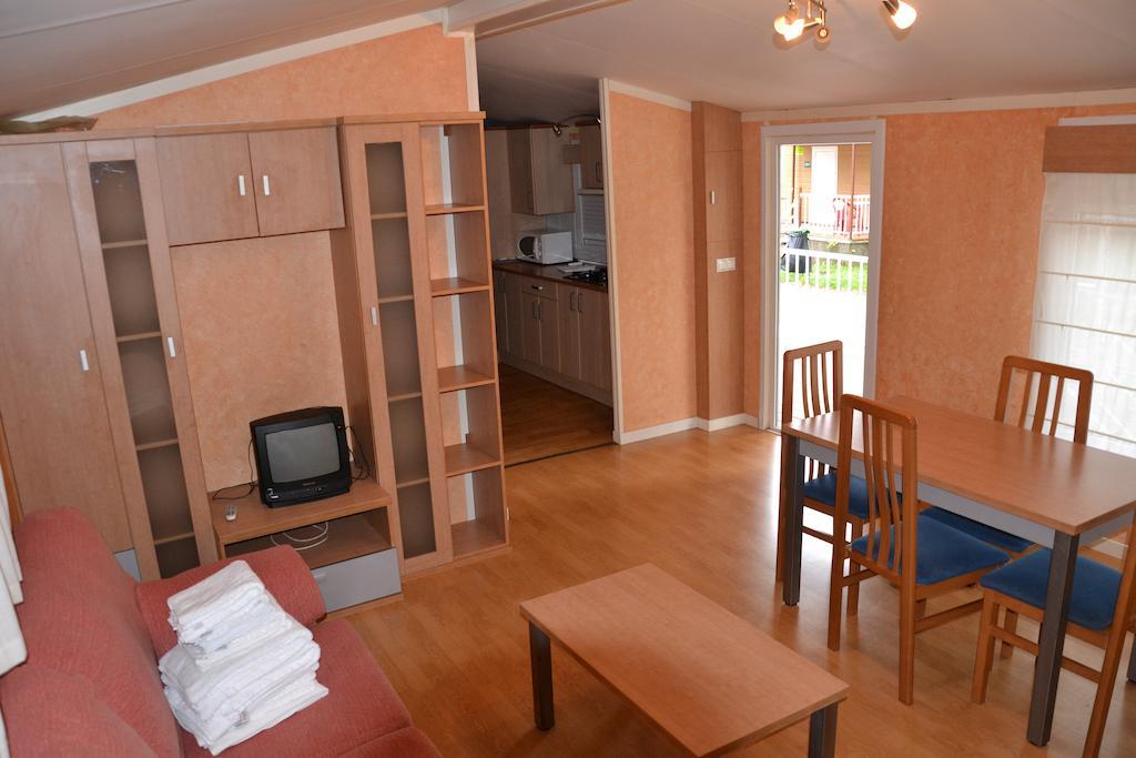 Camping Fuentes Blancas Burgo الغرفة الصورة
